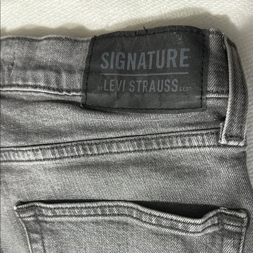 Signature by Levi Strauss Gray‎ Slim Jeans Modern Distressed Look